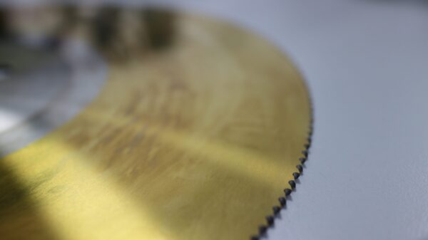 Lưỡi cưa cắt kim loại vàng - Công Ty TNHH Ngũ Kim Chương Hưng Việt Nam