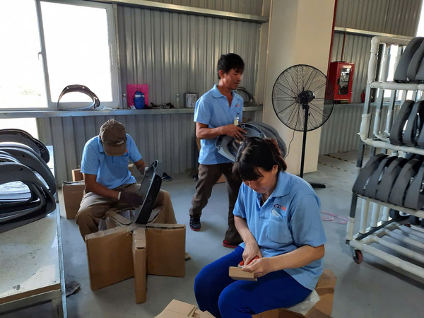 Người lao động làm việc trong nhà máy