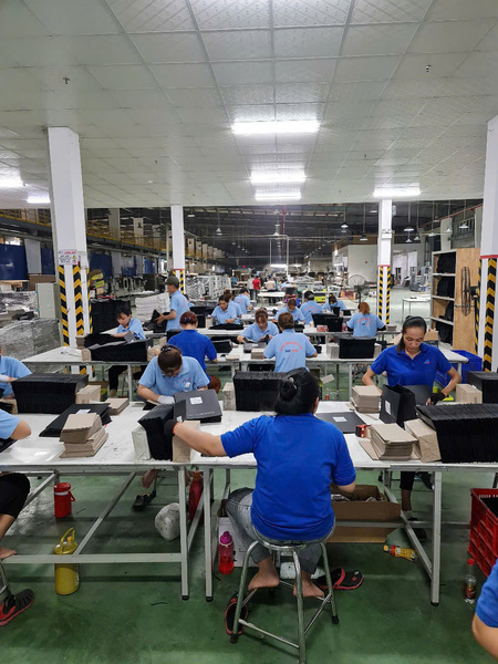 Người lao động làm việc trong nhà máy