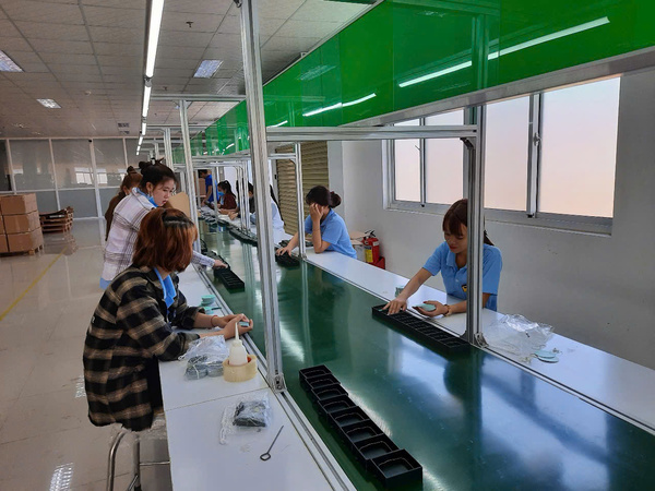 Người lao động làm việc trong nhà máy