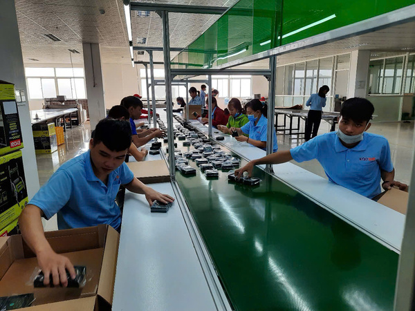 Người lao động làm việc trong nhà máy