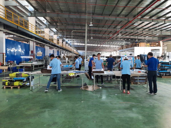 Người lao động làm việc trong nhà máy