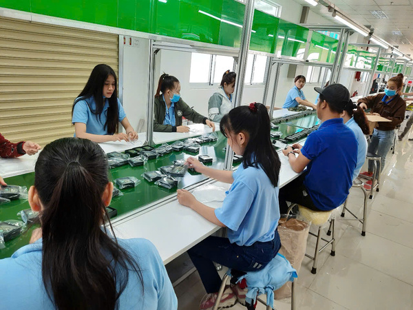 Người lao động làm việc trong nhà máy