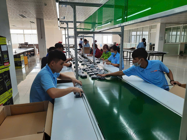 Người lao động làm việc trong nhà máy