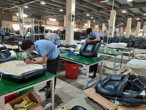 Người lao động làm việc trong nhà máy