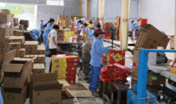 Người lao động làm việc trong nhà máy