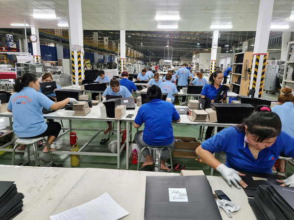 Người lao động làm việc trong nhà máy