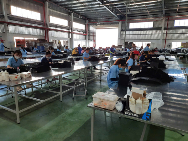 Người lao động làm việc trong nhà máy