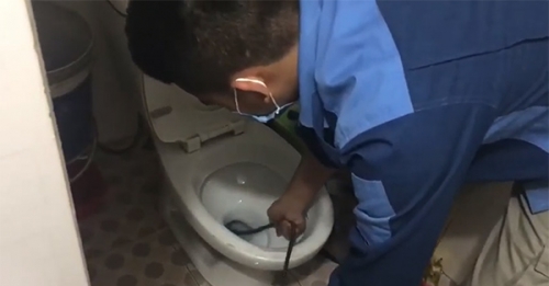 Thông Toilet bị tắc