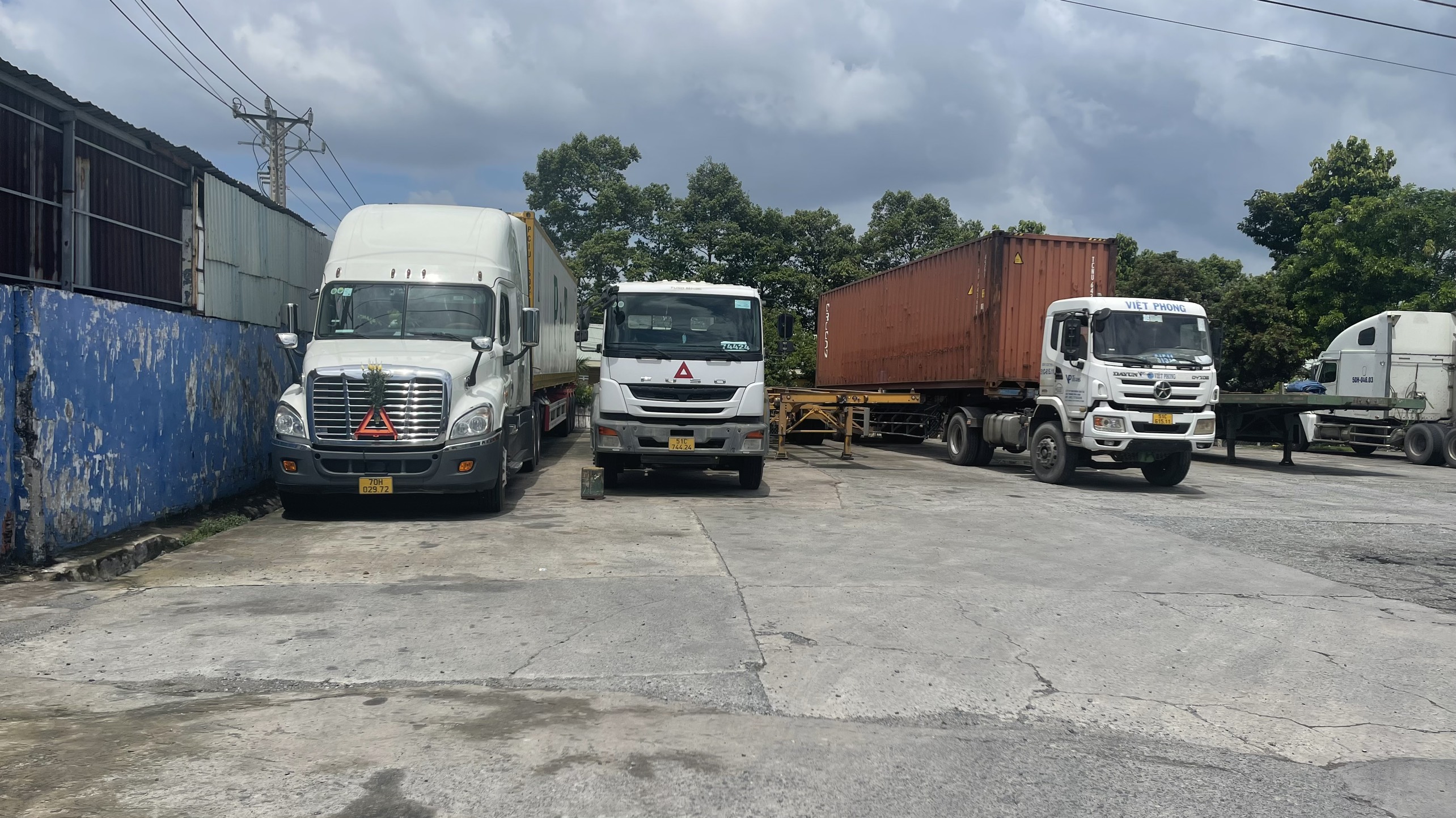 Xe container vận chuyển - Xuất Nhập Khẩu Tri Ân - Công Ty TNHH Dịch Vụ Và Tư Vấn XNK Tri Ân
