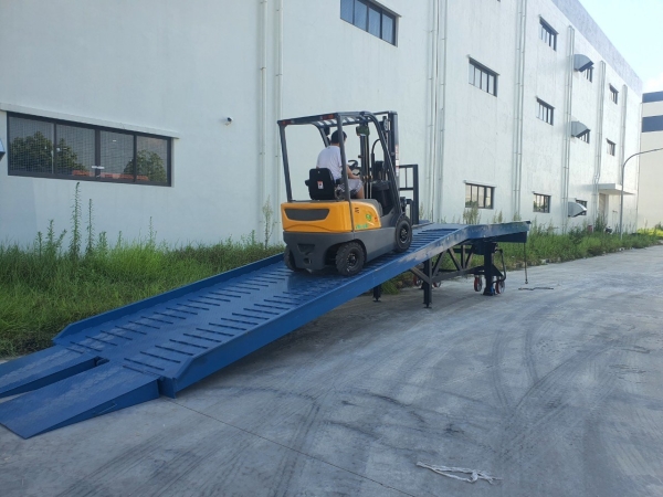 Cầu lên Container