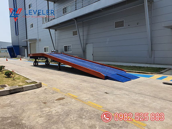 Cầu lên Container