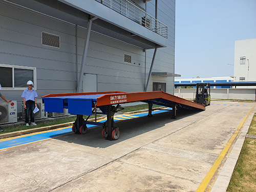 Cầu lên Container