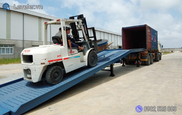 Cầu lên Container