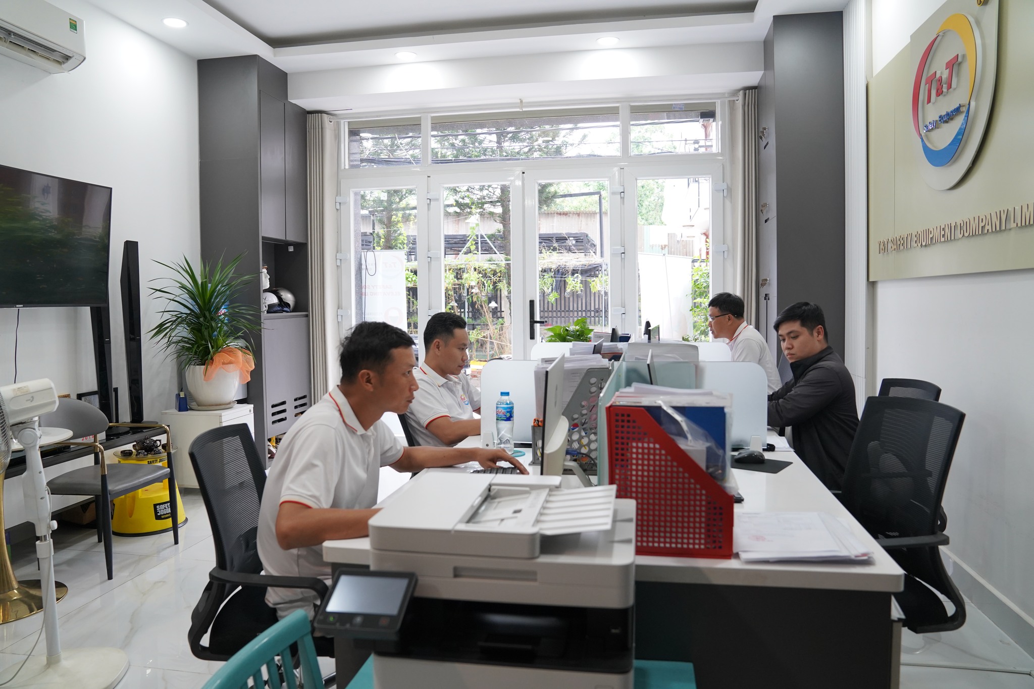 Hình ảnh hoạt động công ty T&T - Trang Thiết Bị An Toàn T&T - Công Ty TNHH Trang Thiết Bị An Toàn T&T
