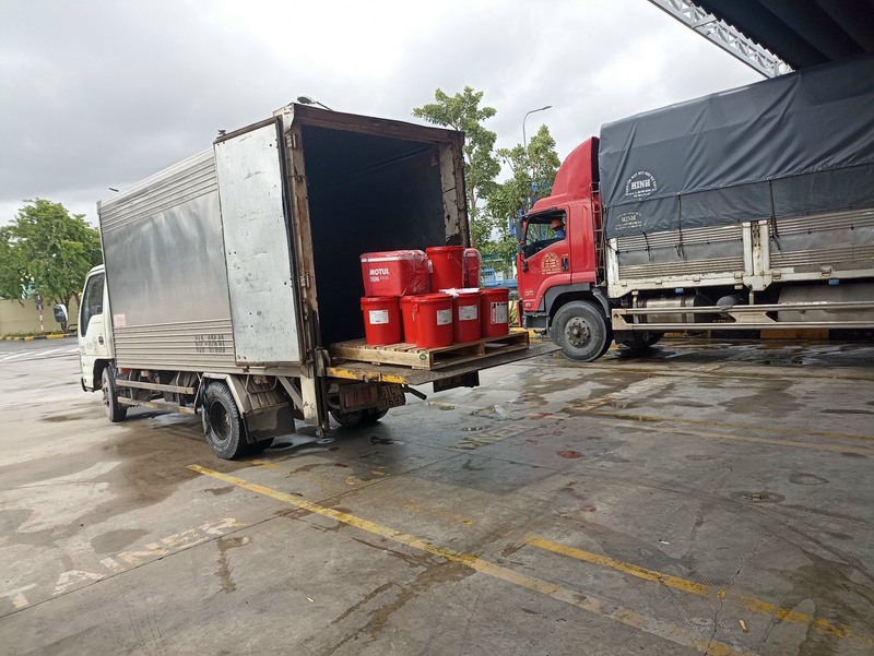 Hình ảnh kho hàng, công ty Az Oil