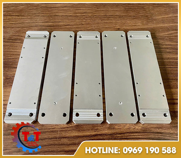 Gia công chi tiết máy - Nhôm T&T - Công Ty TNHH Xây Dựng Cơ Khí Và Thương Mại T&T
