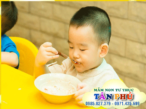 Khu ăn trưa, bữa trưa của bé