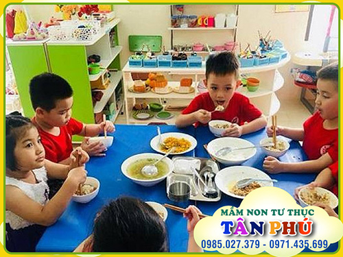 Khu ăn trưa, bữa trưa của bé