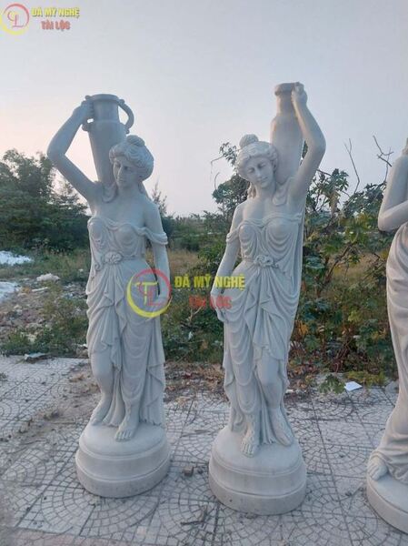 Tượng cô gái bằng đá cẩm thạch