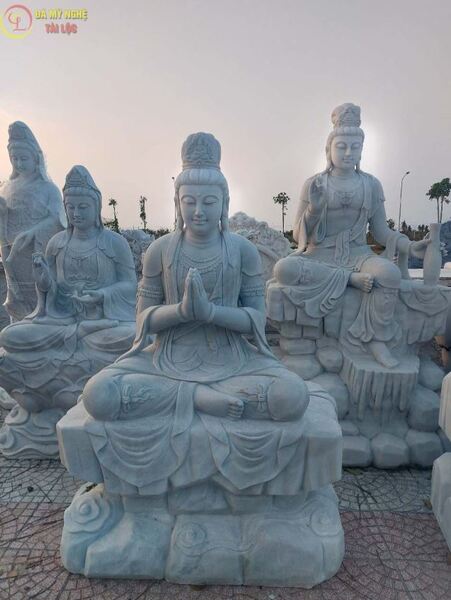 Tượng Quan Âm tự tại bằng đá cẩm thạch