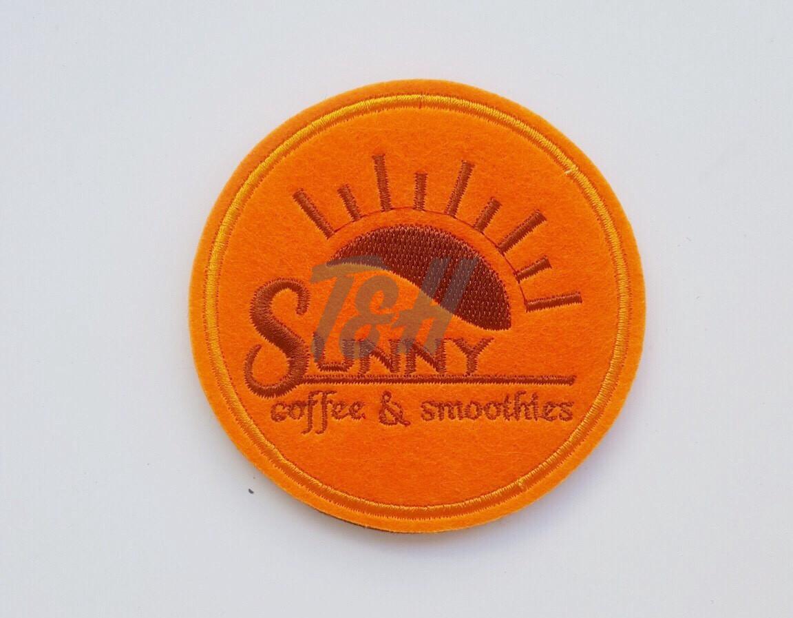 Lót ly vải thêu logo - Đồ Dùng Khách Sạn Thắng Hưng - Công Ty TNHH Vật Tư Và Thiết Bị Khách Sạn Thắng Hưng