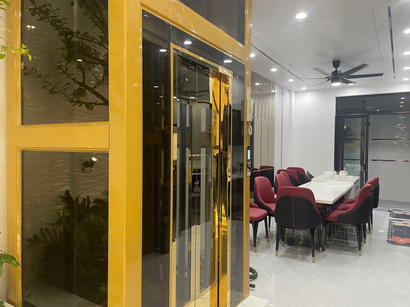 Thang máy tải khách