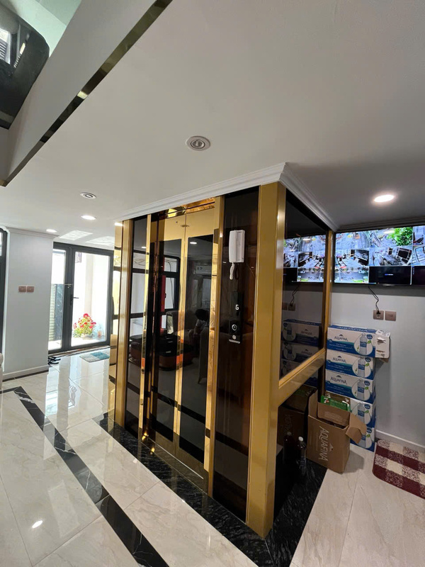 Thang máy tải khách