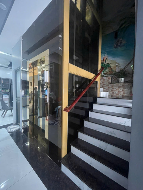 Thang máy tải khách