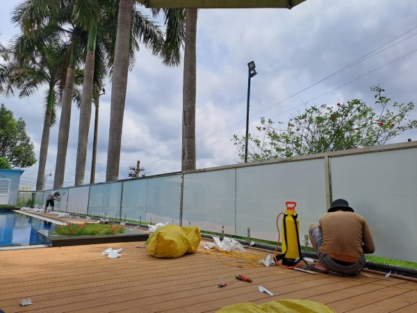 Thi công dán decal - Quảng Cáo Đông Sơn - Công Ty TNHH TM DV Quảng Cáo Đông Sơn