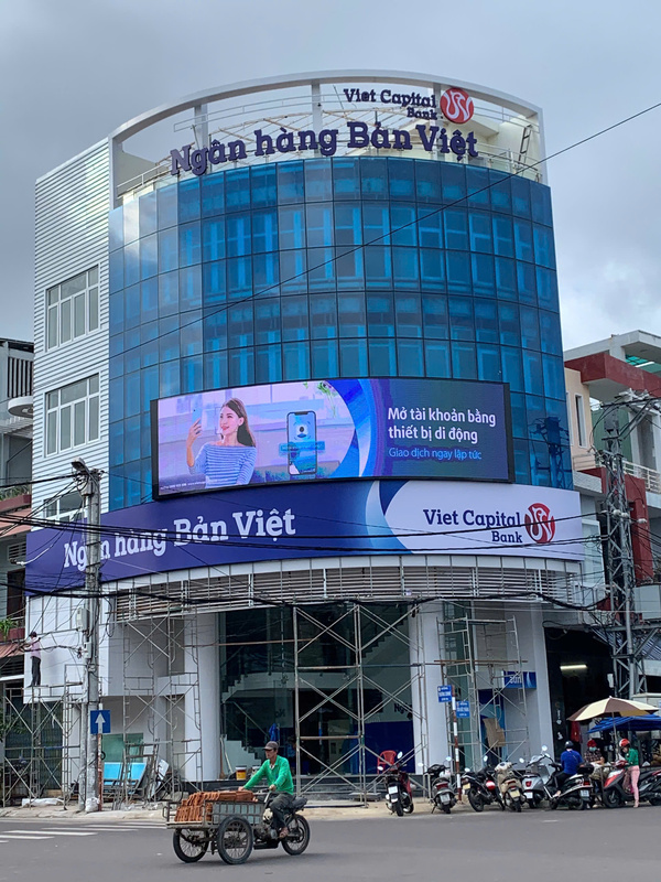 Sản xuất và thi công quảng cáo cho ngân hàng