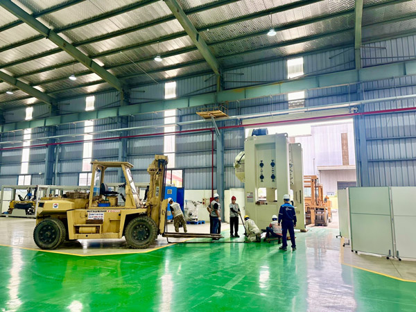 Cho thuê xe nâng, xe cẩu - Xe Nâng S&C - Công Ty TNHH Thương Mại Và Vận Tải S&C
