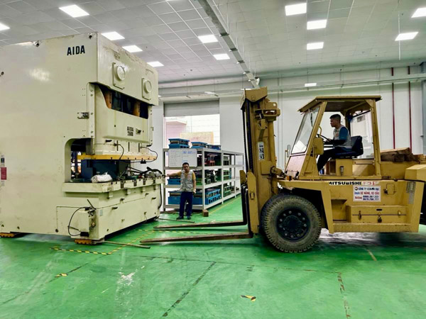 Cho thuê xe nâng, xe cẩu - Xe Nâng S&C - Công Ty TNHH Thương Mại Và Vận Tải S&C