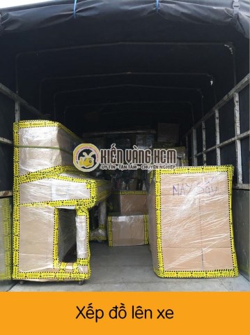 Xếp đồ lên xe