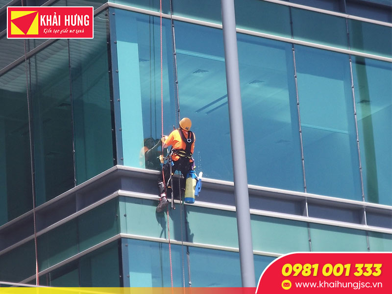 Thi công chống thấm vách kính