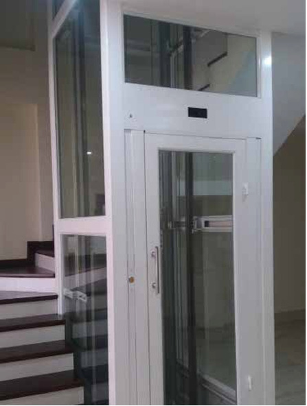 Khung hố thang máy kết cấu bằng thép và kính