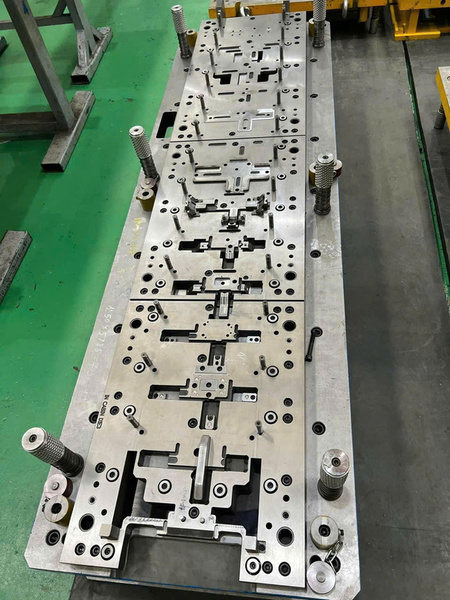 Khuôn mẫu đột dập