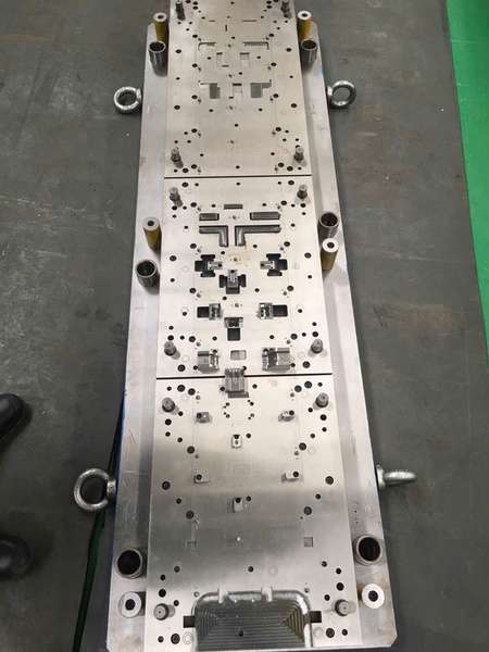 Khuôn mẫu đột dập