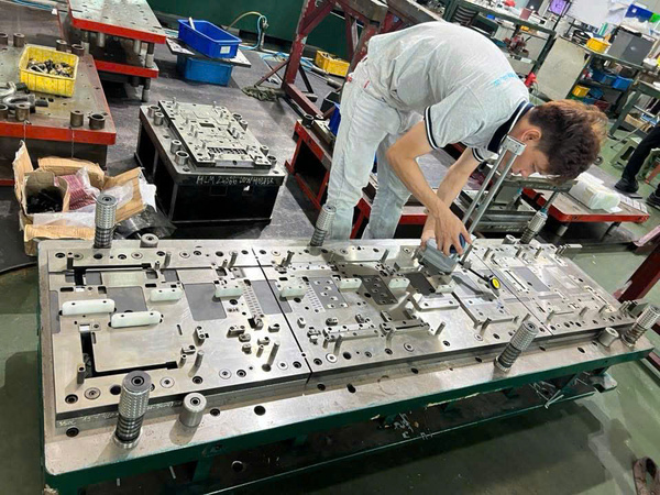 Khuôn mẫu đột dập