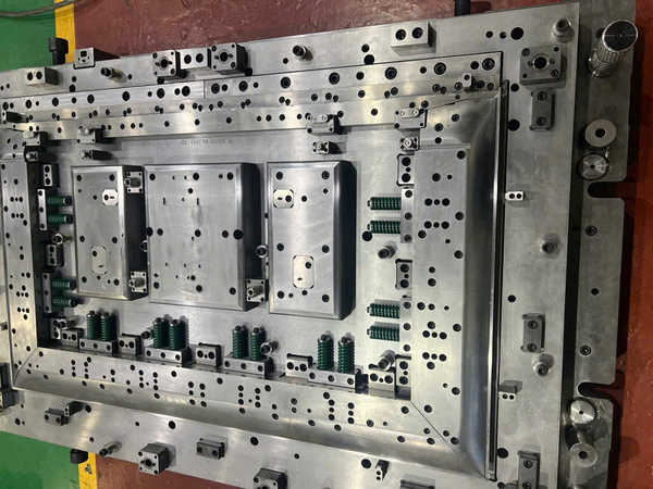 Khuôn mẫu đột dập