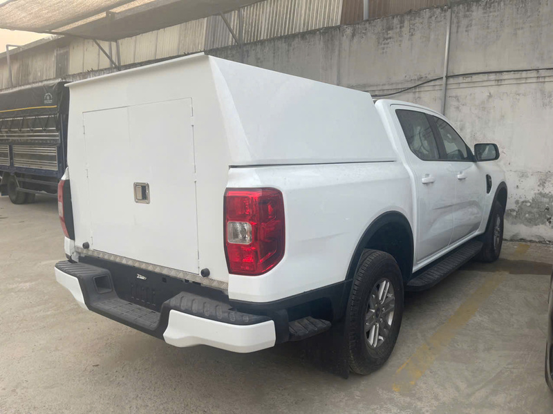 Xe bán tải chở tiền