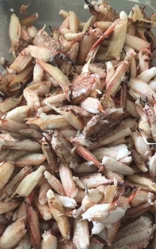 Càng ghẹ nấu chín lột vỏ