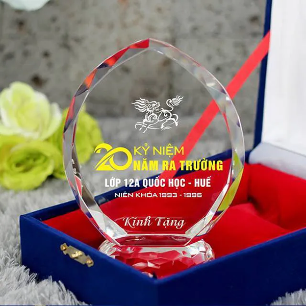 Kỷ niệm chương pha lê - Quà Tặng An Thảo - Công Ty TNHH Đầu Tư Và Thương Mại An Thảo Việt Nam