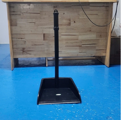 Ky hốt rác đen size lớn, cán dài