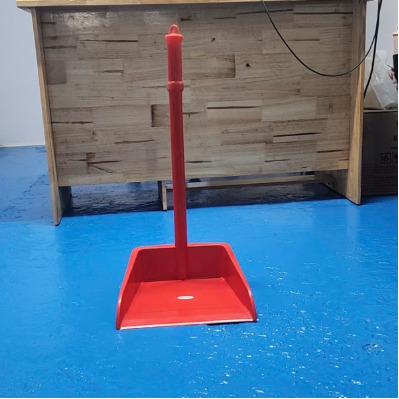 Ky hốt rác đỏ size lớn, cán dài