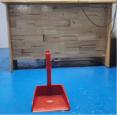 Ky hốt rác đỏ size nhỏ, cán ngắn