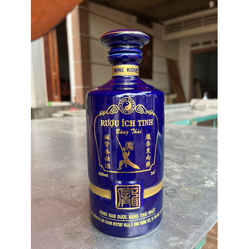 In logo thương hiệu trên chai rượu