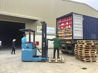 Xe nâng hạ hàng hóa vào kho - Kho Bãi Bảo Vận - Công Ty TNHH Dịch Vụ Logistics Bảo Vận