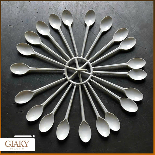 Gia công thìa nhựa dùng 1 lần
