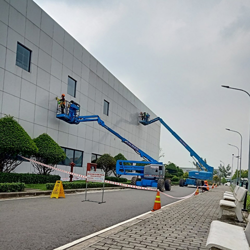 Dịch vụ vệ sinh lau kính tòa nhà